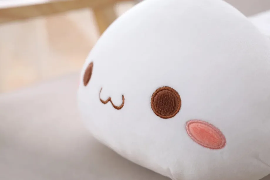 Peluche chat coloré yeux ouverts