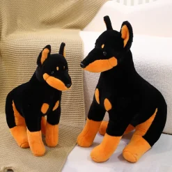 Peluche chien doberman noir et marron assis