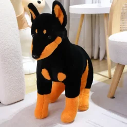Peluche chien doberman noir et marron assis