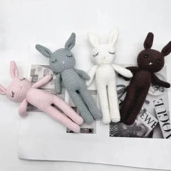 Peluche crochet lapin aux longues jambes