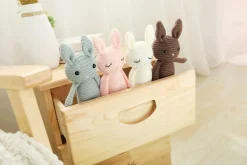 Peluche crochet lapin aux longues jambes