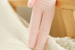 Peluche crochet lapin aux longues jambes