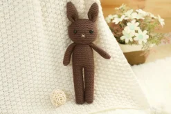 Peluche crochet lapin aux longues jambes