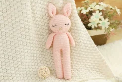 Peluche crochet lapin aux longues jambes