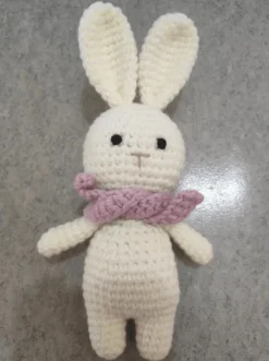 Peluche crochet lapin avec son écharpe rouge