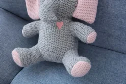 Peluche crochet éléphant gris et rose