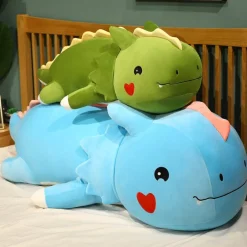 Peluche dinosaure avec un cœur sur la joue