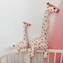 Peluche girafe au très long cou