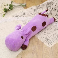 Peluche girafe géante allongée violette