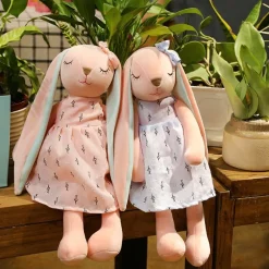 Peluche lapin aux longues oreilles