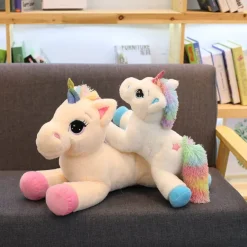 Peluche licorne avec des étoiles dans les yeux