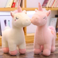 Peluche licorne blanche fleurie avec crinière arc-en-ciel
