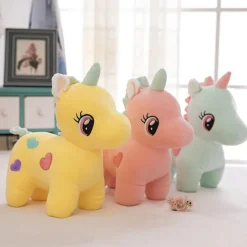 Peluche licorne multicolore avec des cœurs
