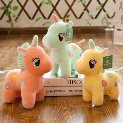 Peluche licorne multicolore avec des cœurs