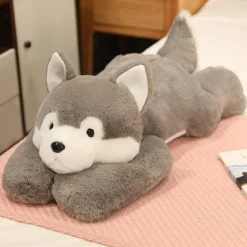 Peluche loup mignon et allongé