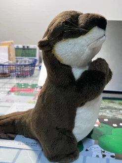 Peluche loutre mignonne aux yeux fermés