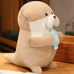 Peluche loutre tenant un poisson
