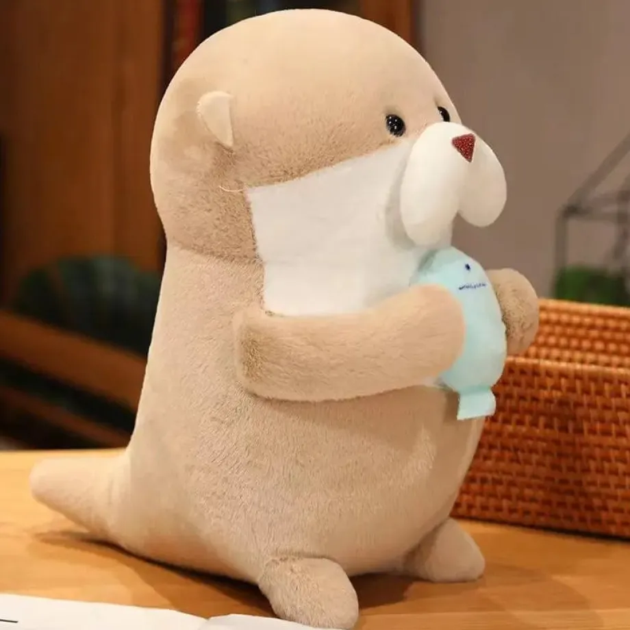 Peluche loutre tenant un poisson