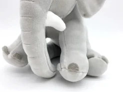 Peluche éléphant assis et content