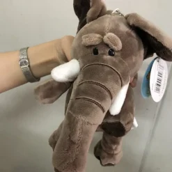 Peluche éléphant aux longues défenses