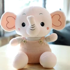 Peluche éléphant content en petite salopette