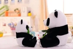 Peluche panda qui mange du bambou