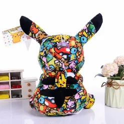 Peluche Pikachu street art colorée chambre enfant déco