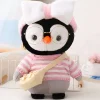 Peluche pingouin hiver doux avec pull rose tricoté