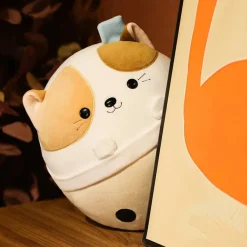 Peluche squishmallow chat dans un bol