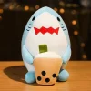 Peluche squishmallow requin qui boit un bubble tea