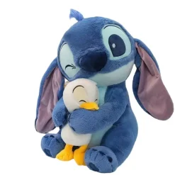 Peluche stitch bleu doux câlinant un ami