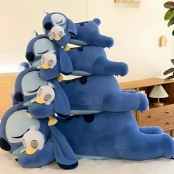 Peluche Stitch douce allongée avec canard câlin