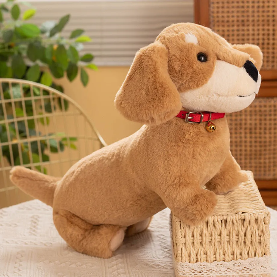 Peluche teckel coloré avec son collier rouge