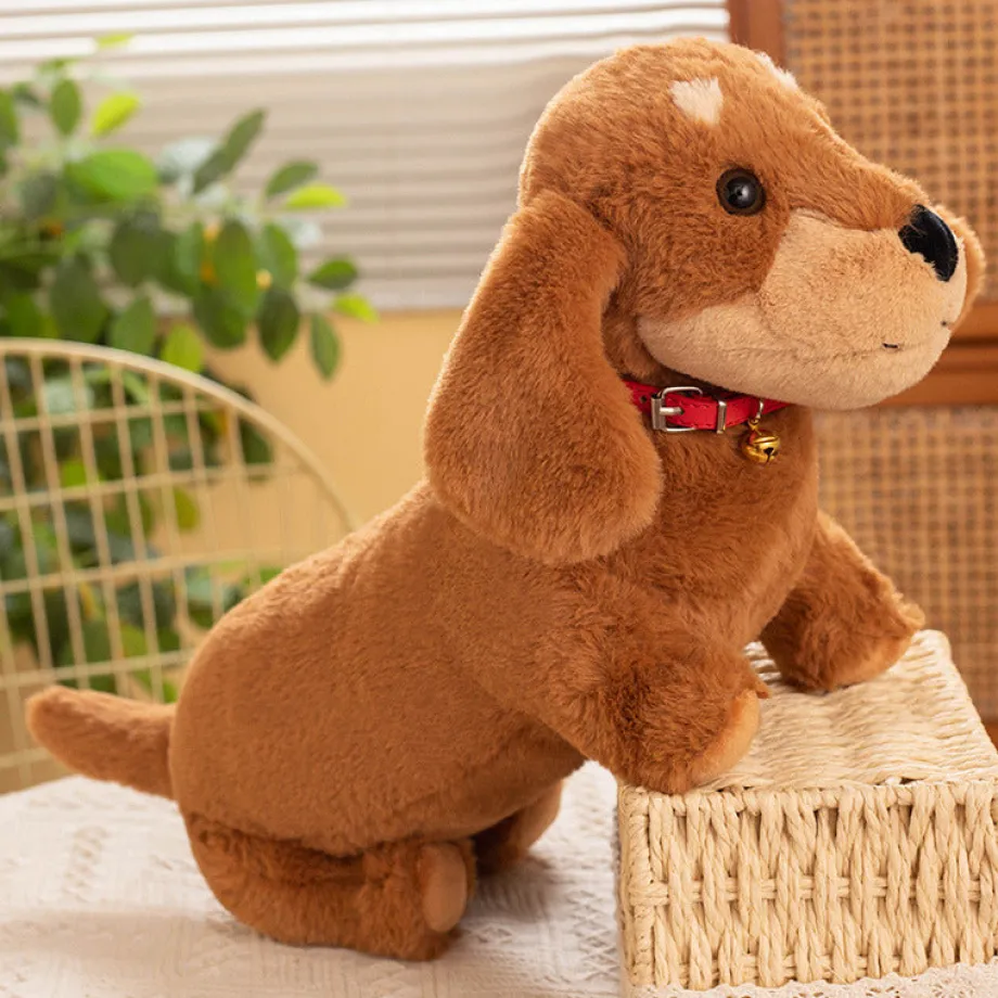 Peluche teckel coloré avec son collier rouge