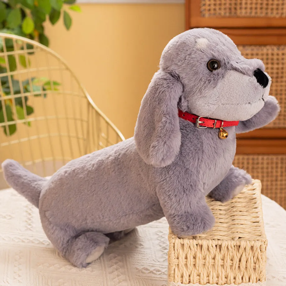 Peluche teckel coloré avec son collier rouge