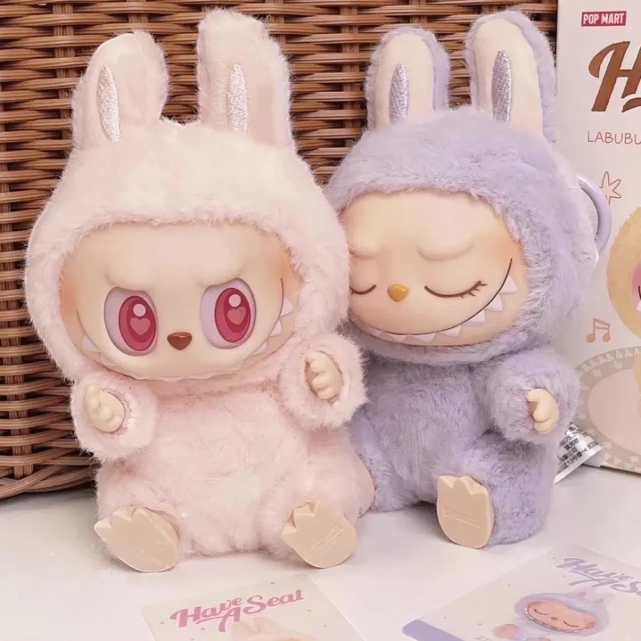 Peluche type Labubu assise boîte mystère