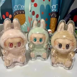 Peluche type Labubu assise boîte mystère