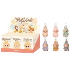 Peluche type Labubu assise boîte mystère