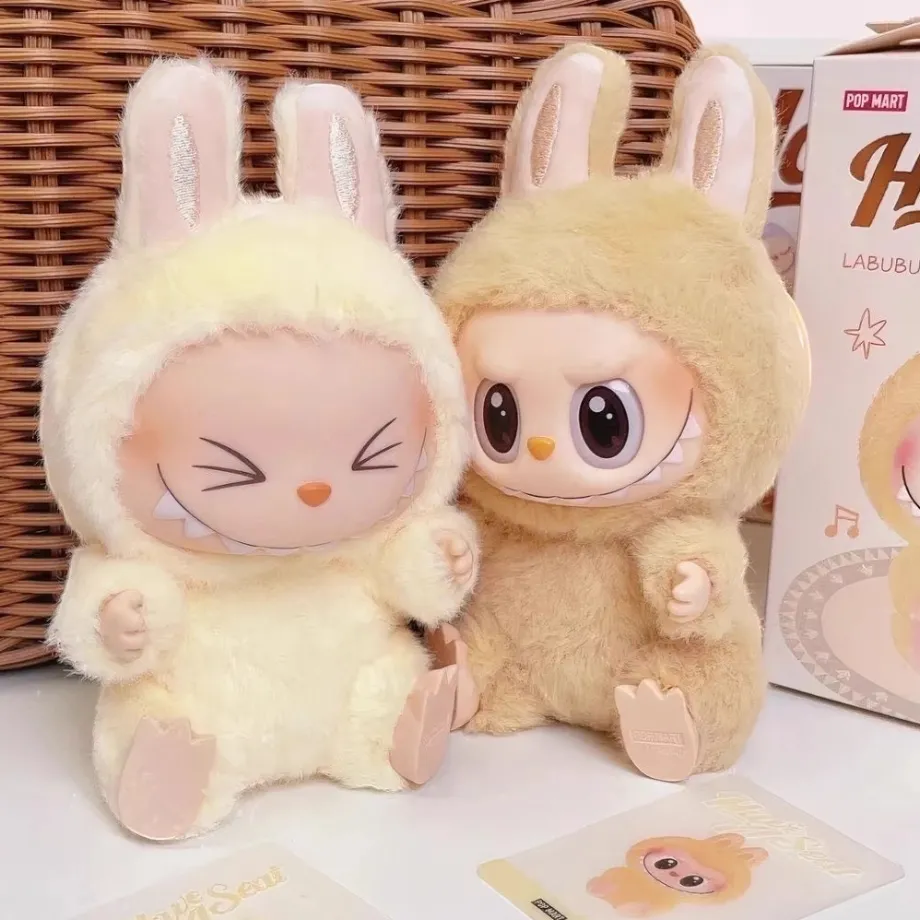 Peluche type Labubu assise boîte mystère