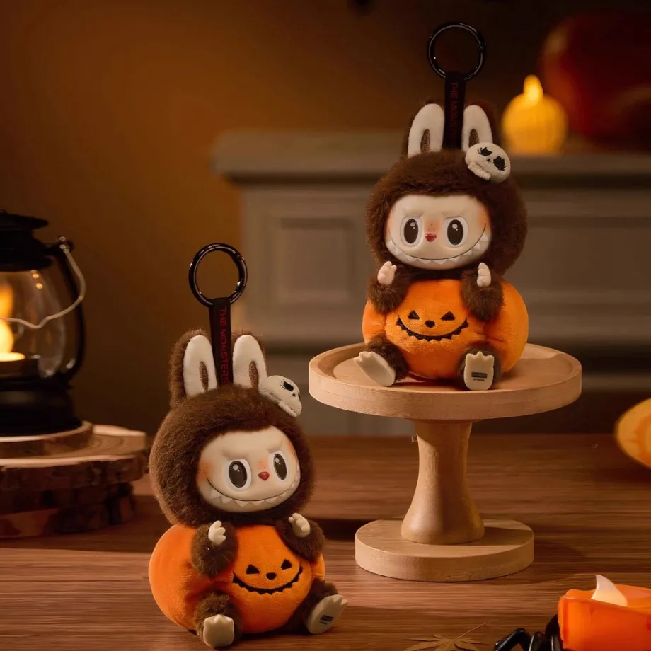 Peluche type Labubu marron et citrouille